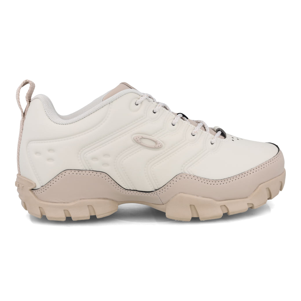 Tênis masculino Oakley Bridge branco com detalhes em bege, vista lateral esquerda mostrando costuras e solado de borracha